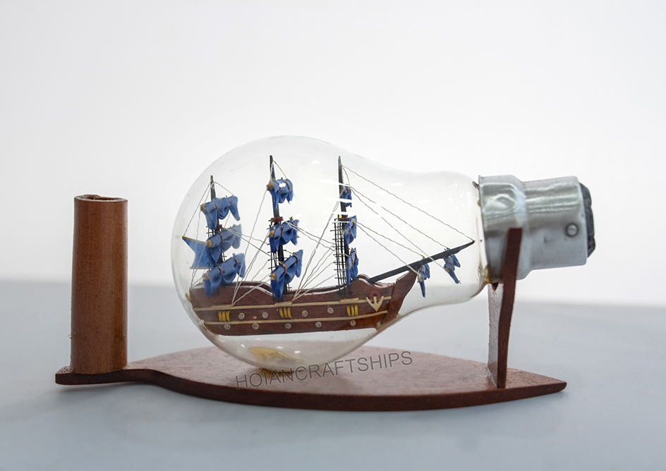 Thuyền trong bóng đèn (thuyền gỗ Victory xanh dương)