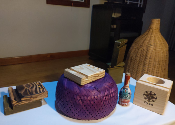 Đế điện thoại, card và bút