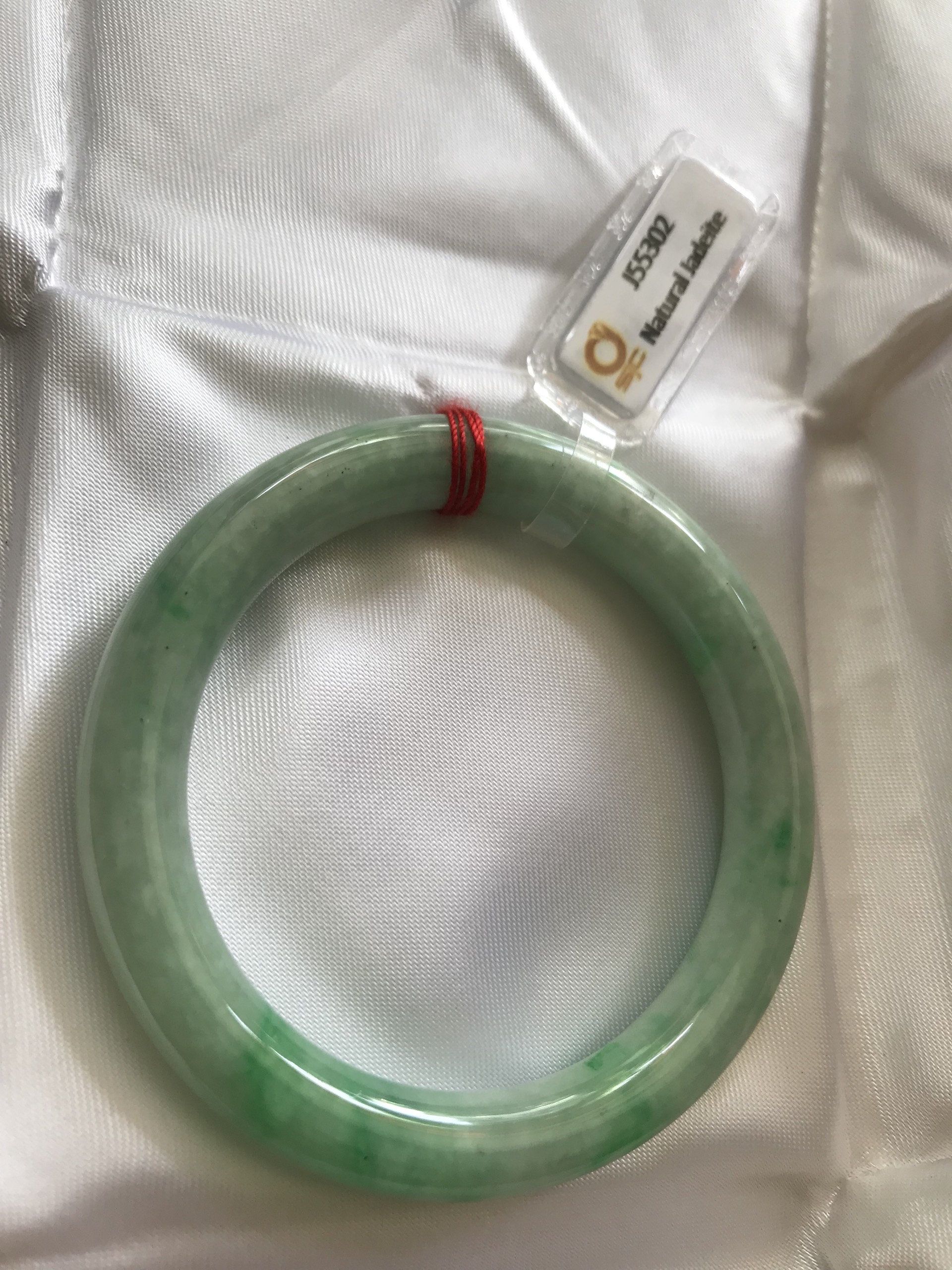 Vòng Cẩm Thạch tự nhiên Kiểm Định Sjc J55302 Xanh Đậu Lý A Sao Sao Sao Vip 49mm x chột 8mm Màu Trắng Xanh Bông đậu vân lý tươi đậm bóng đều đẹp sang nữ 45kg - 49kg đeo Món quà tặng thật sự ý nghĩa dành tặng cho chính bản thân mình, tặng Mẹ , Vợ ý nghĩa ạ