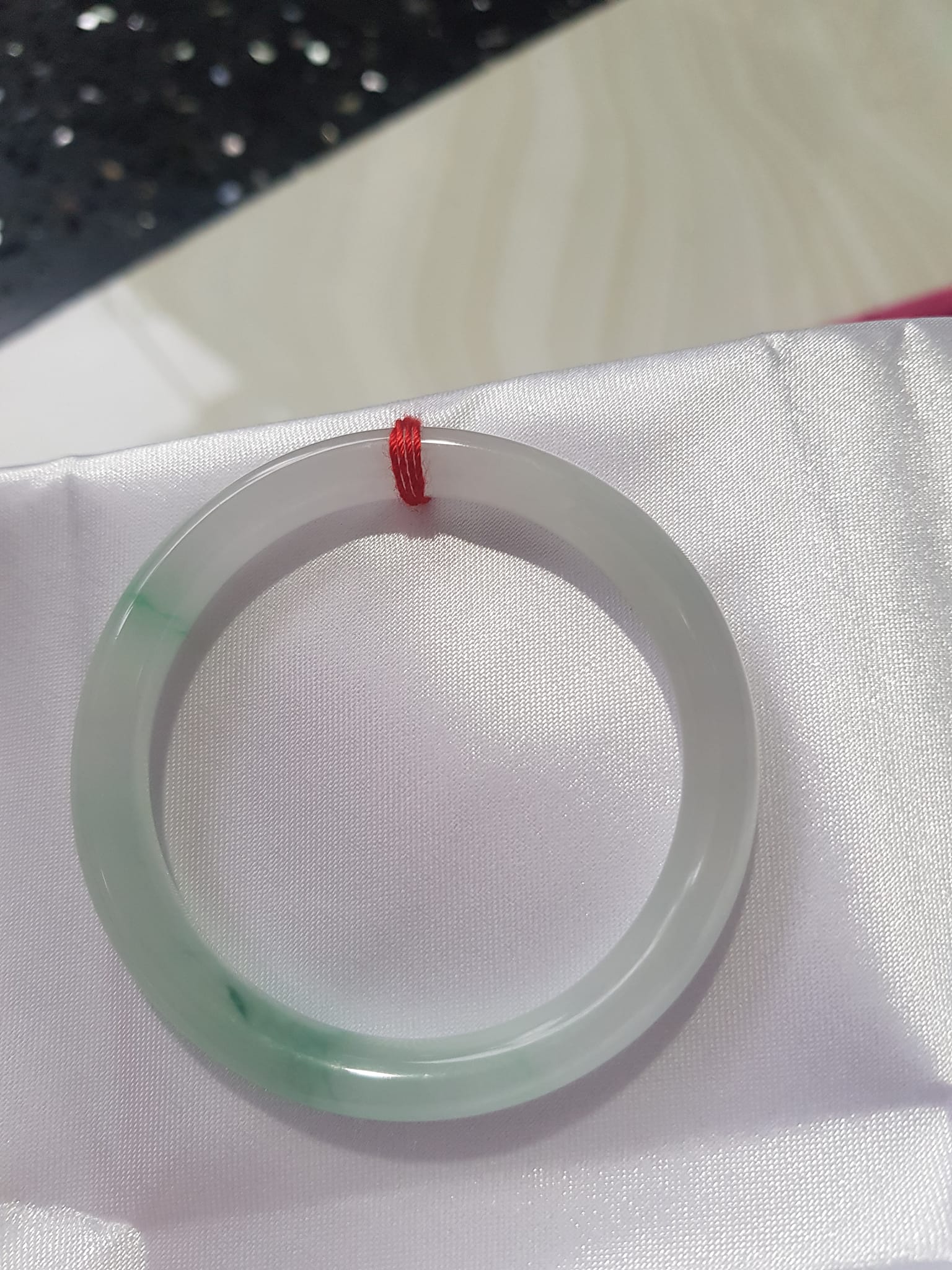 Vòng cẩm thạch tự nhiên Lý A 51 Vân Đẹp size 51mm x 7mm màu trắng vân lý đẹp bóng hợp Nữ mệnh Kim mệnh Thủy Nữ 50kg - 57kg ạ