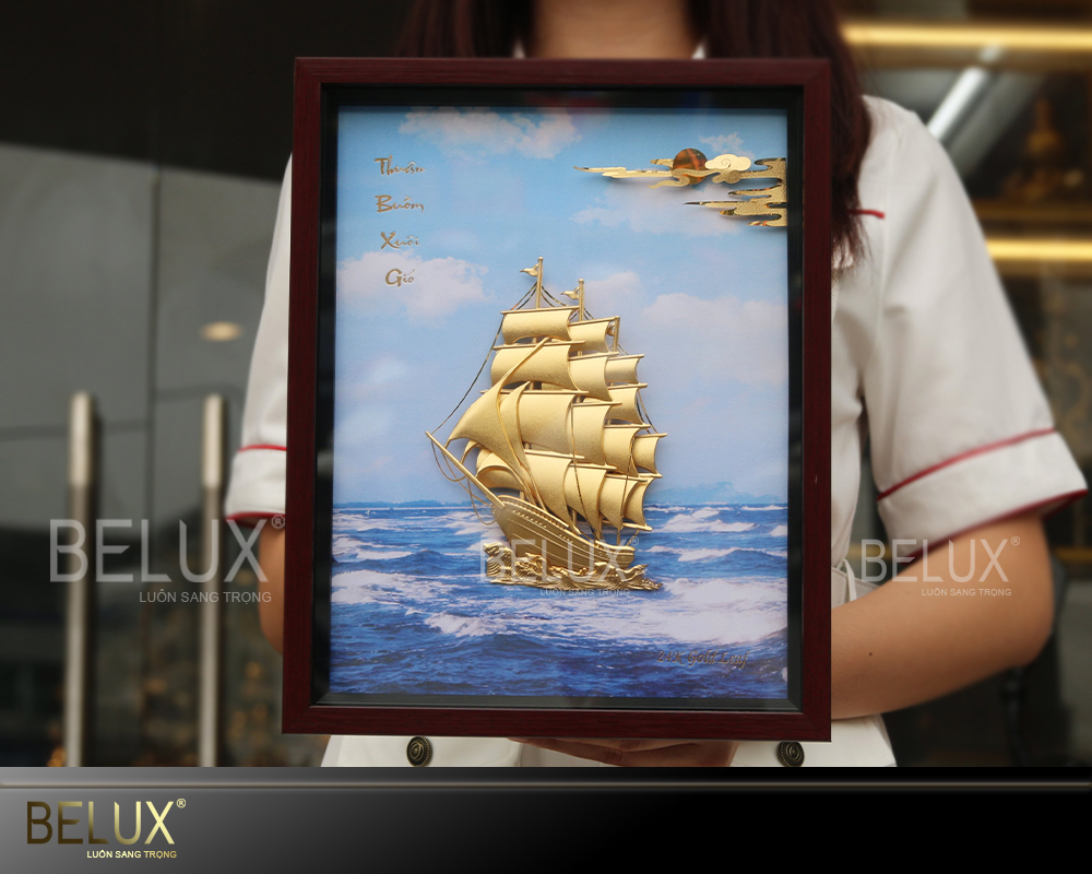 Tranh thuận buồm xuôi gió vẽ màu dát vàng 24k