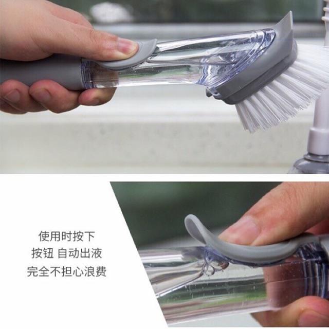 Cây cọ bếp, cọ xoong nồi kèm bình xịt siêu tiện dụng