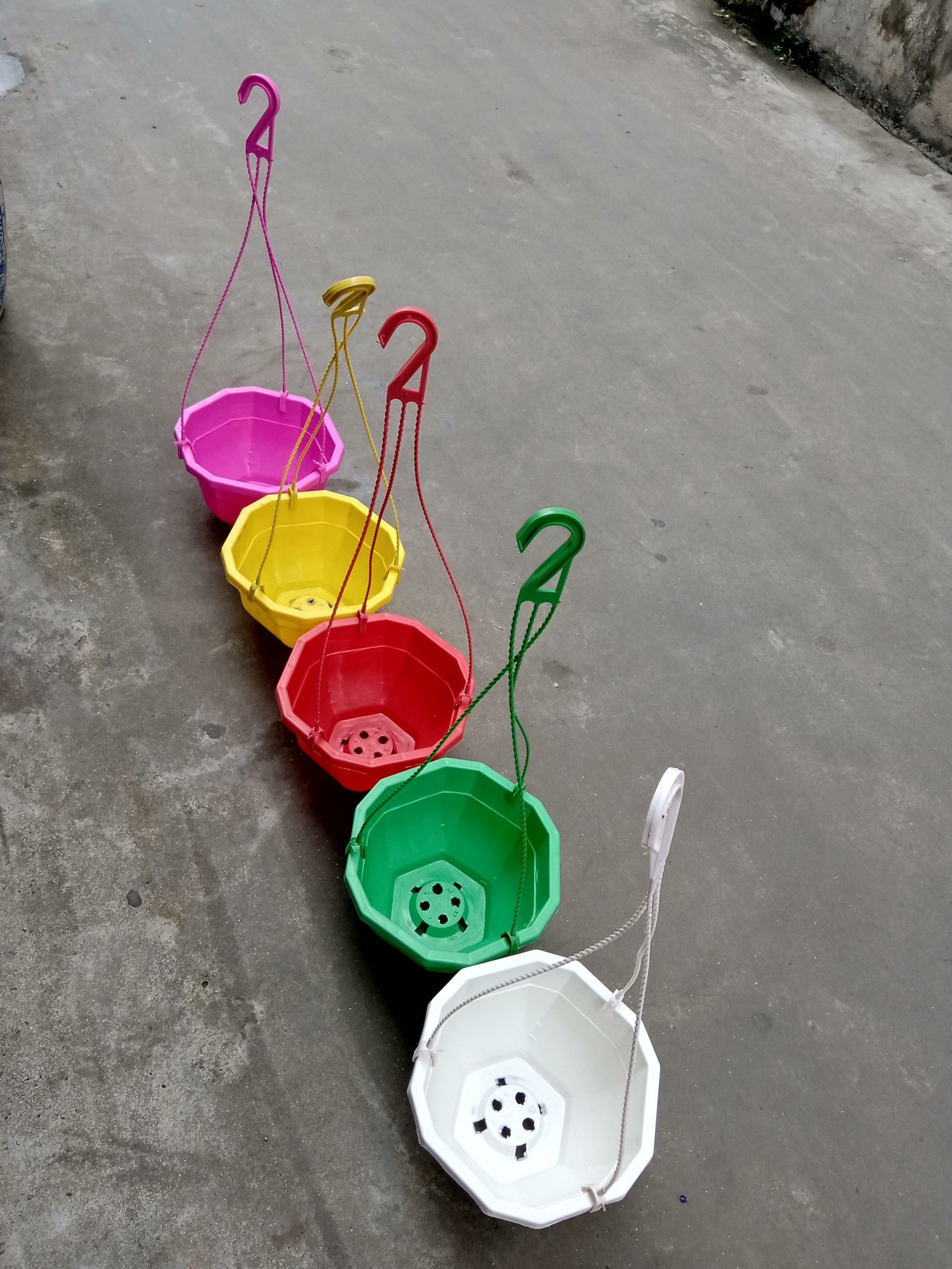 5 Chậu Nhựa Treo 5 Màu,Hình Bát Giác,Có Móc Treo Cùng Màu,Kích Thước Đường Kính 22cm Cao 14cm