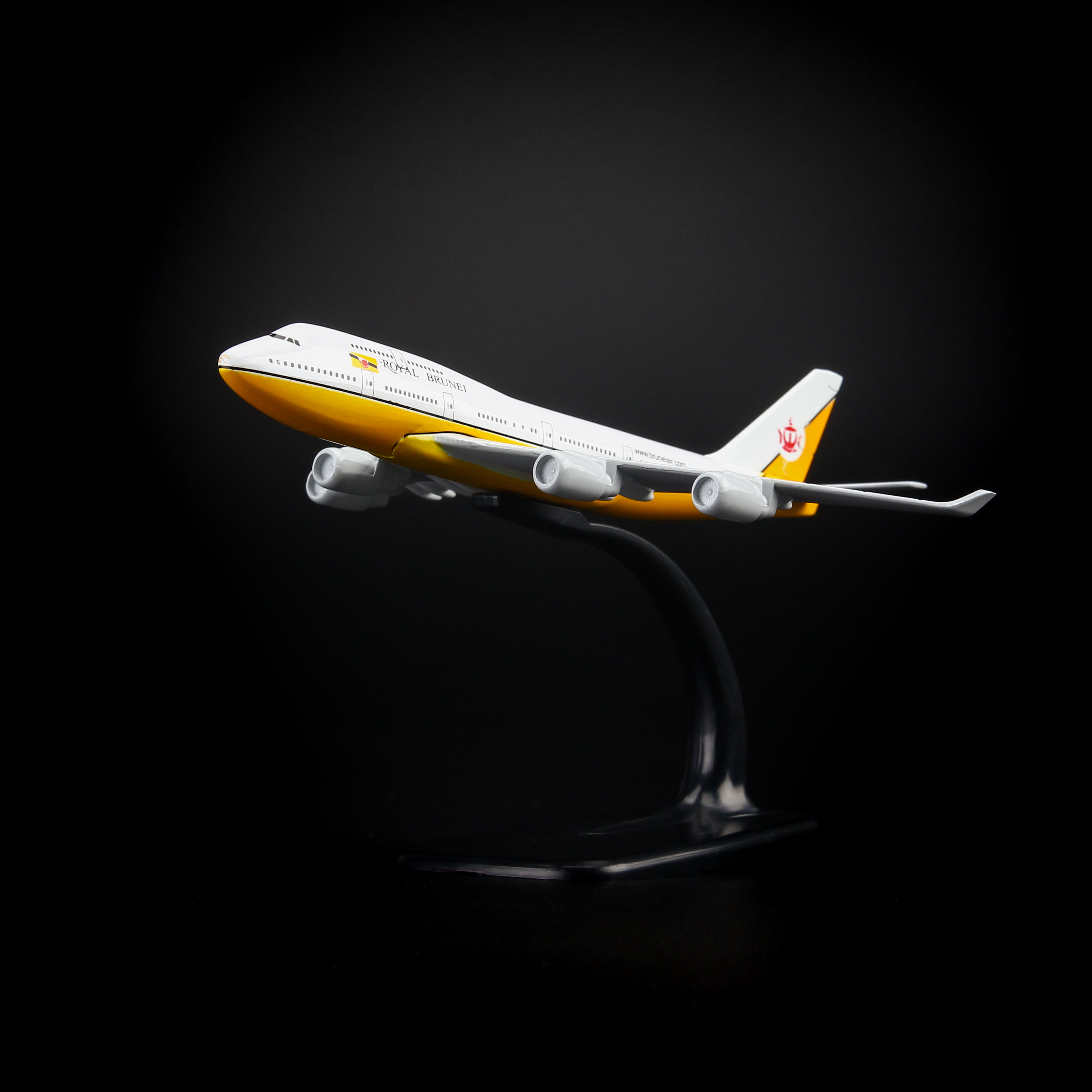 Mô Hình Máy Bay Trưng Bày Boeing 747 Royal Brunei Everfly (Vàng)