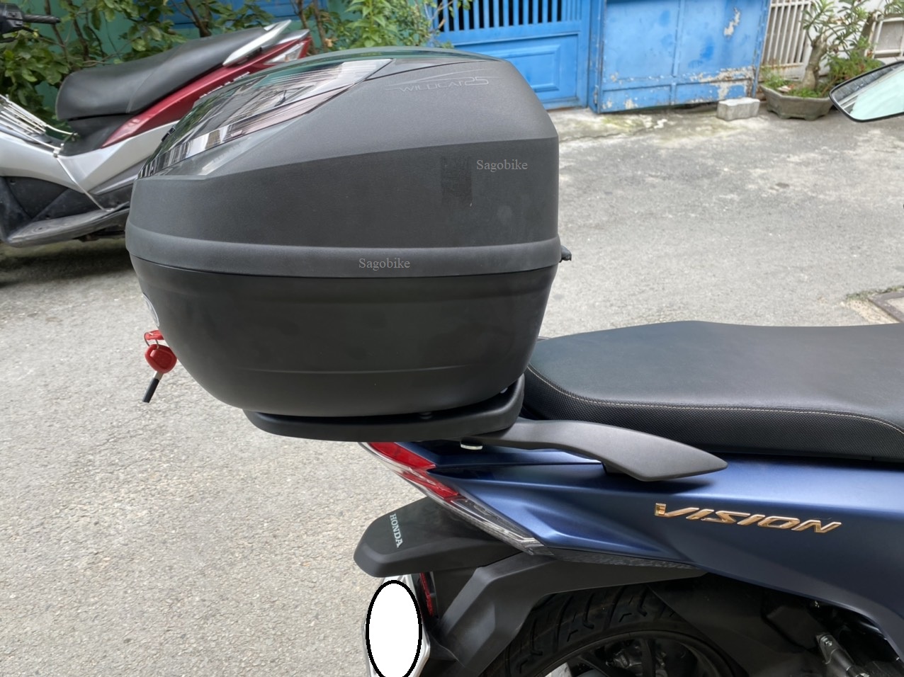 Thùng Givi E250N2 kèm đế và ốc gắn cho xe Vision 2022, thùng xe Vision 2022 mới