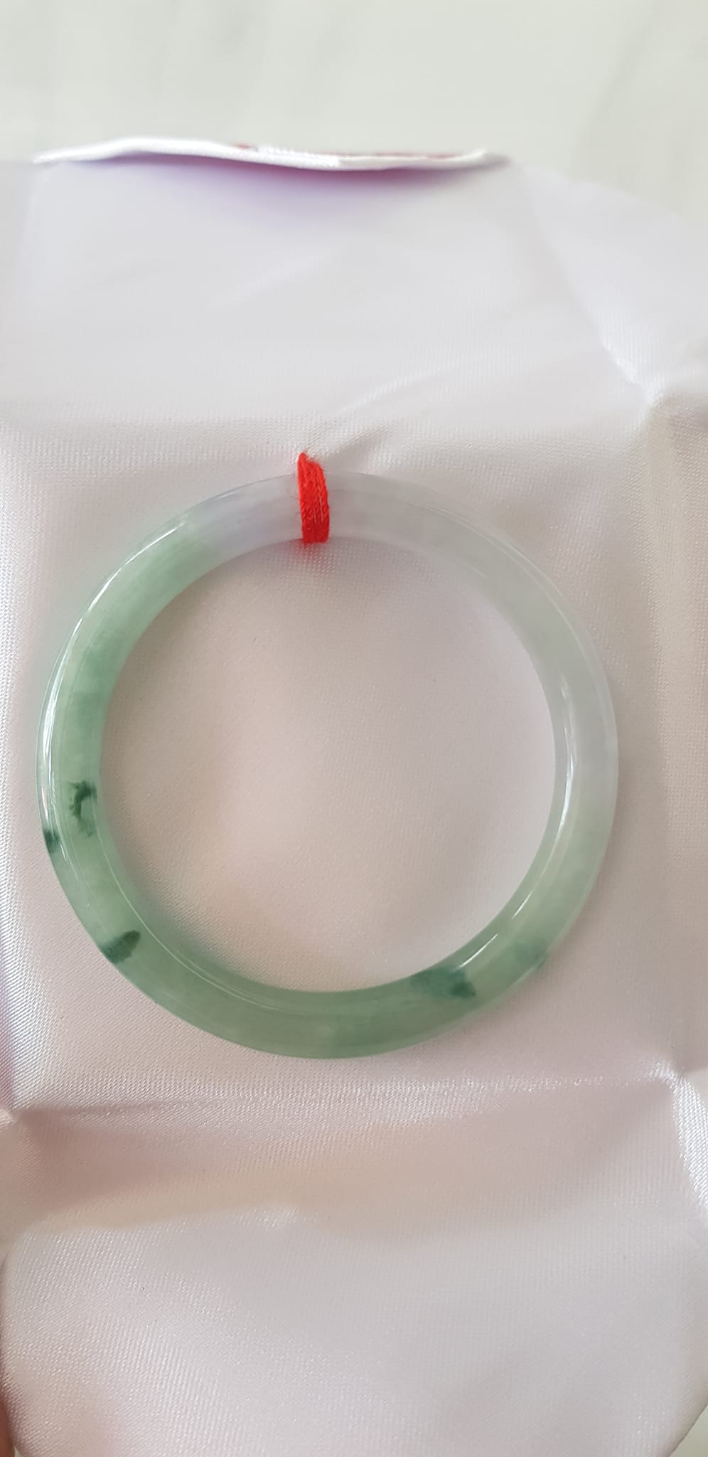 Vòng Cẩm Thạch tự nhiên A Sịn Đẹp 49mm x cọng 7mm Màu trắng bóng xanh rêu đẹp lạ sang vân đậm bóng ánh xíu tím nhẹ rất là đẹp sang Nữ 47kg - 51kg đeo đẹp ạ