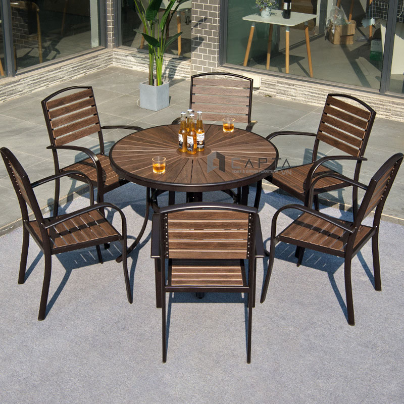 Bộ bàn ăn tròn ngoài trời màu nâu gỗ Nội thất Capta SL TE2041-100A / CC2028-A Bộ bàn nhà hàng 6 ghế gỗ nhựa polywood chân nhôm Outdoor Dining Table set