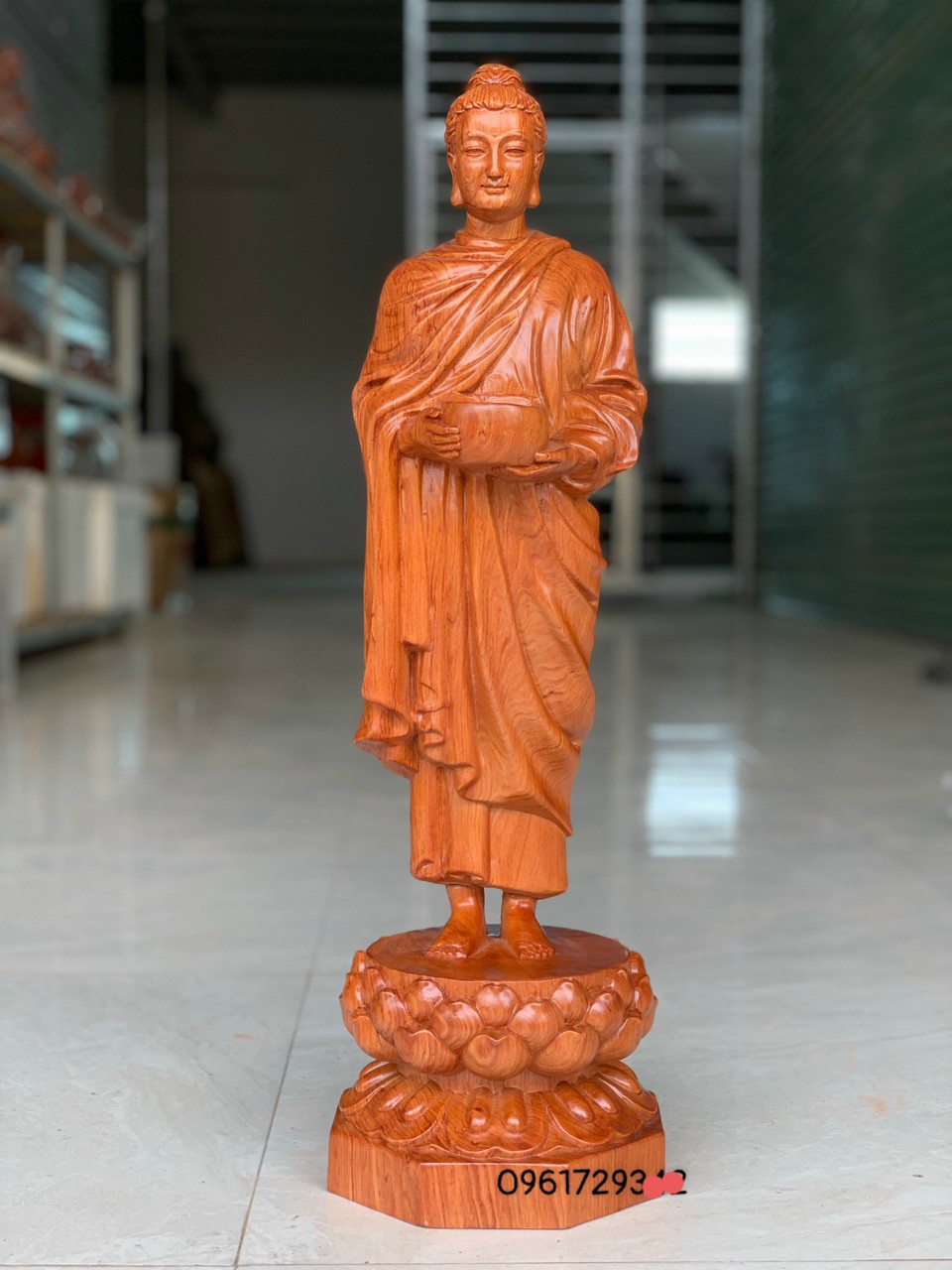 Tượng phật thích ca khất thực bằng gỗ hương đá cao 60cm