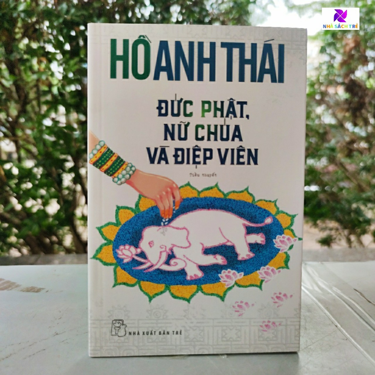 Đức Phật, Nữ Chúa Và Điệp Viên - Cuốn tiểu thuyết nối dài niềm đam mê Ấn Độ của Hồ Anh Thái - NXB Trẻ