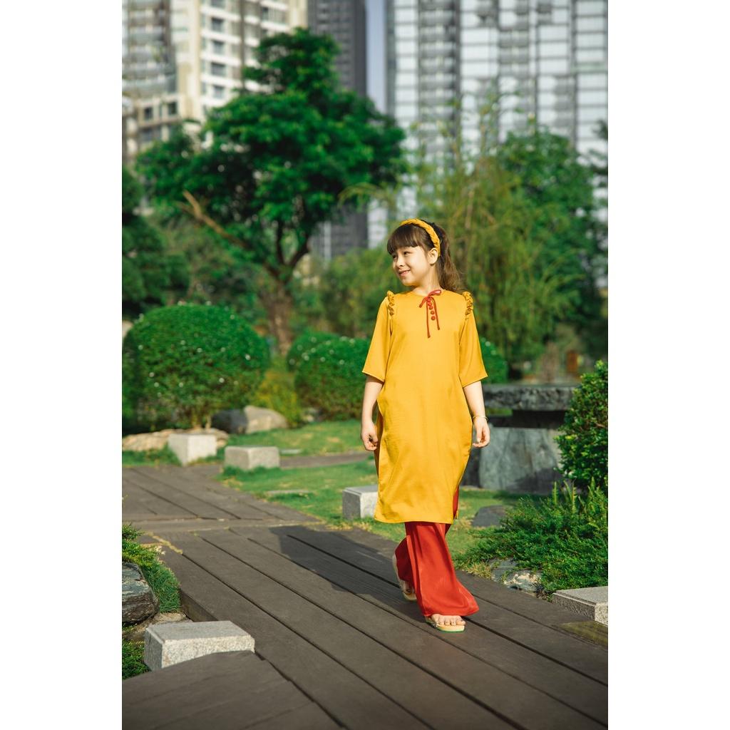 Áo dài cho bé gái BYZU kiểu áo dài cách tân đính nơ đỏ tay lỡ, chất liệu lụa cao cấp
