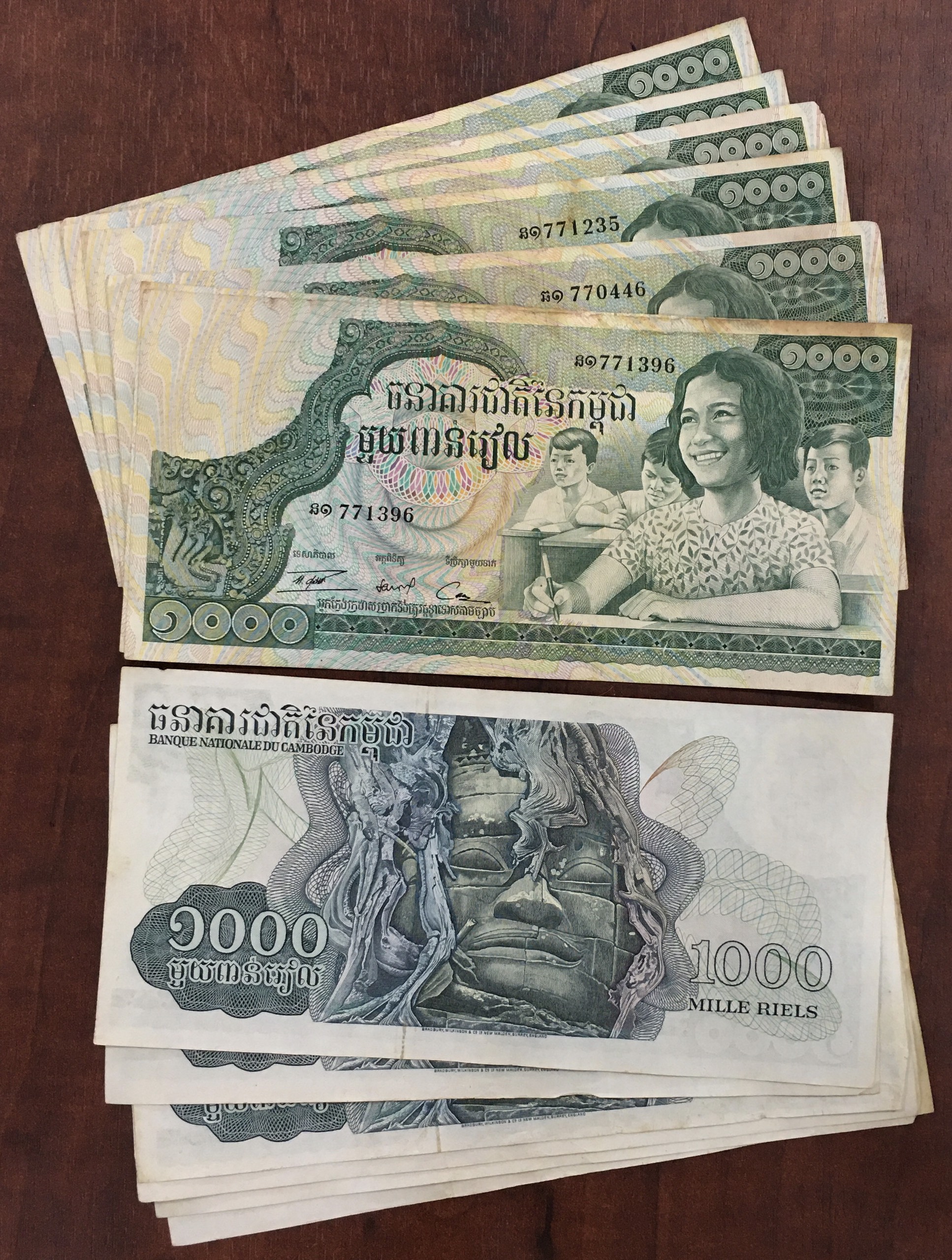 Tiền Xưa Cambodia 1000 Riels 1972 Học Sinh Và Tượng Ta Prohm [Tiền Xưa Sưu Tầm]