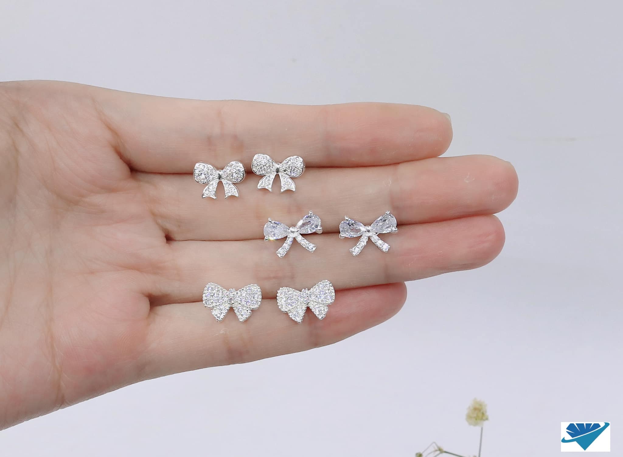 Bông tai khuyên nụ chất liệu bạc ta hình nơ MS62d