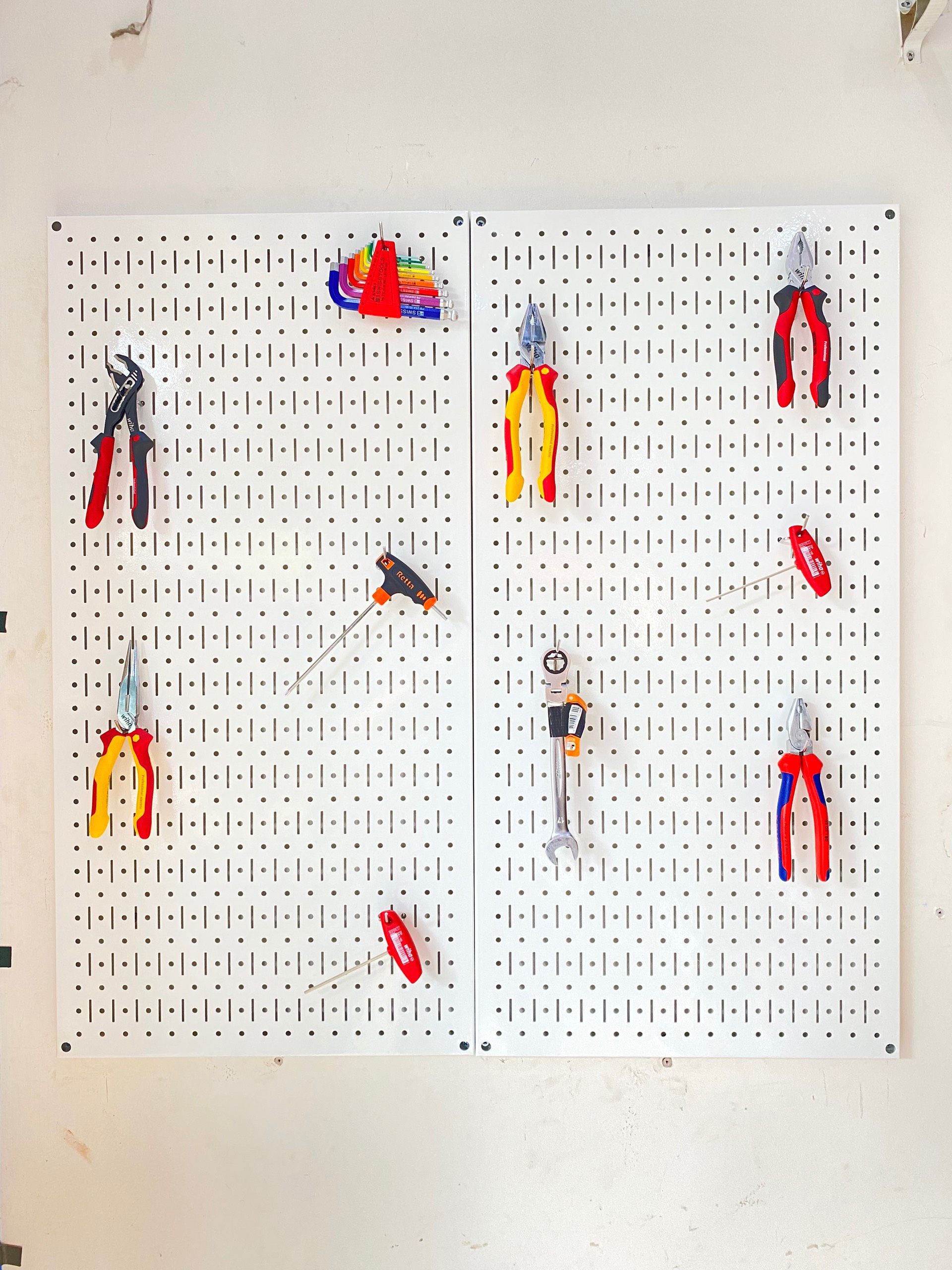 Tấm lưới đôi pegboard treo dọc màu trắng