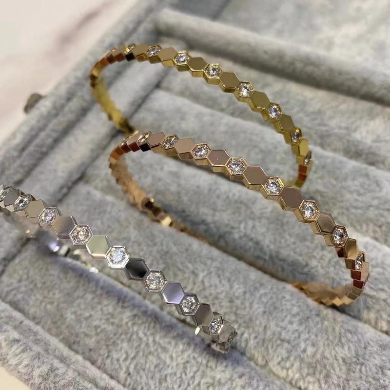 Vòng tay nữ cuff titan không đen tổ ong đính ngọc đẹp Ring House