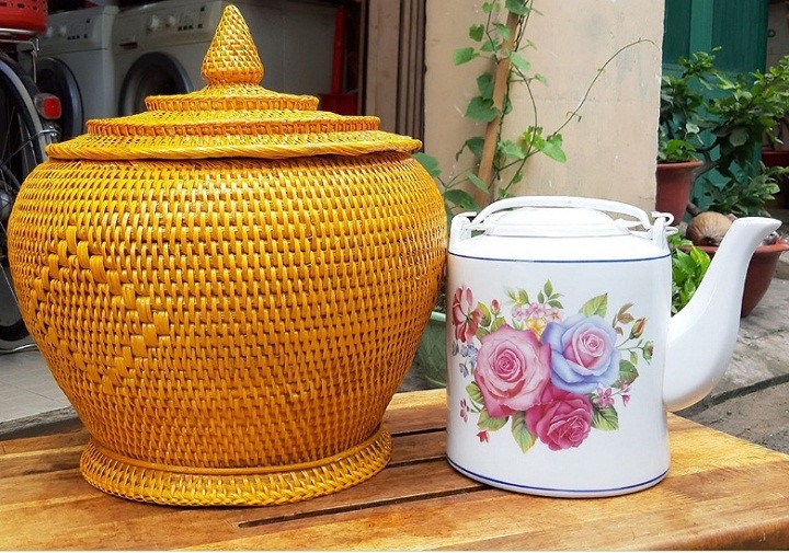 BAO Ủ ẤM TÍCH NHỰA GIẢ MÂY TRE ĐAN KÈM ẤM TÍCH BÁT TRÀNG 1,5l cao cấp