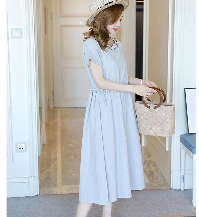 Đầm Bầu Suông Hoa Thêu Dài Qua Gối