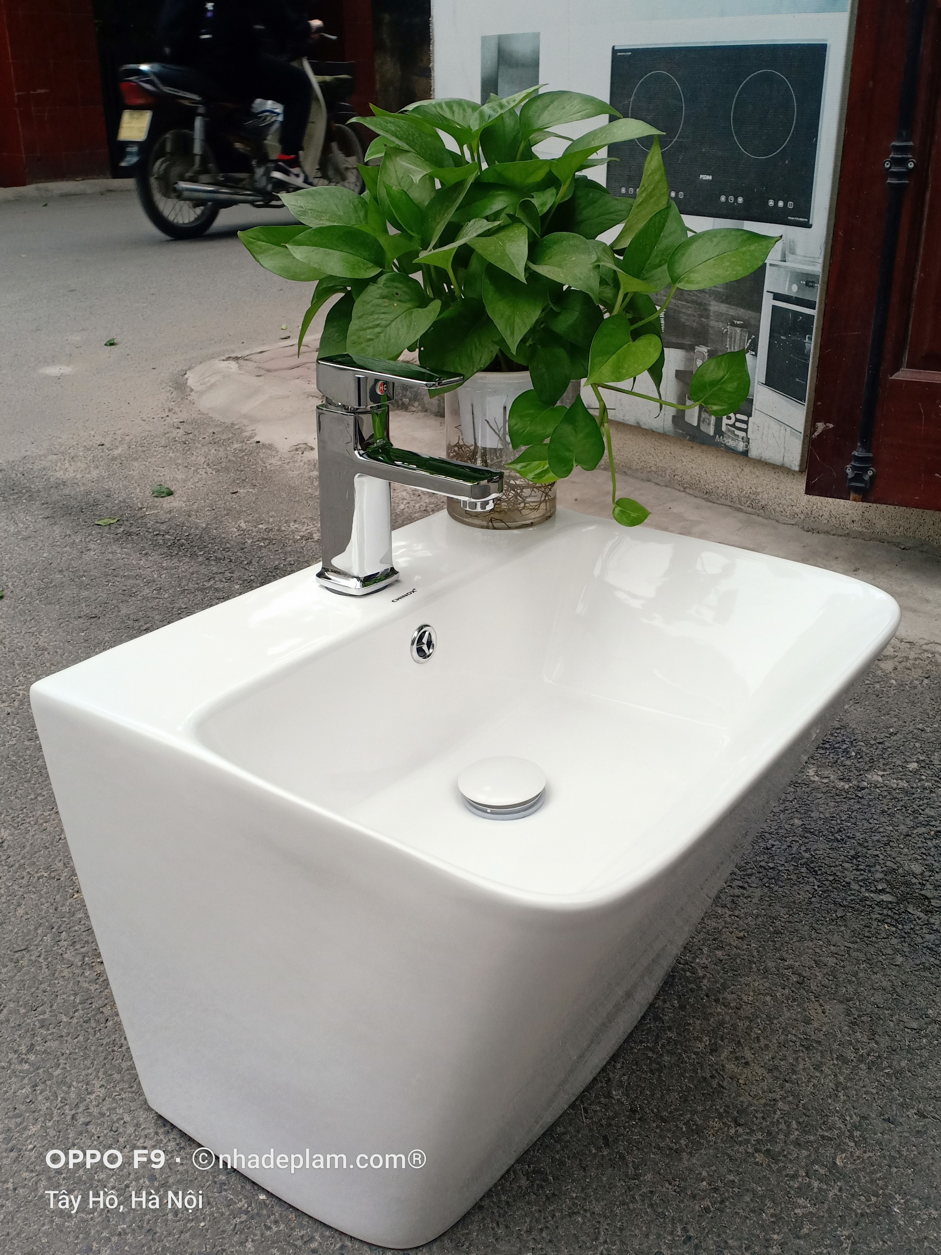 Chậu lavabo treo liền thân dạng khối phong cách châu âu