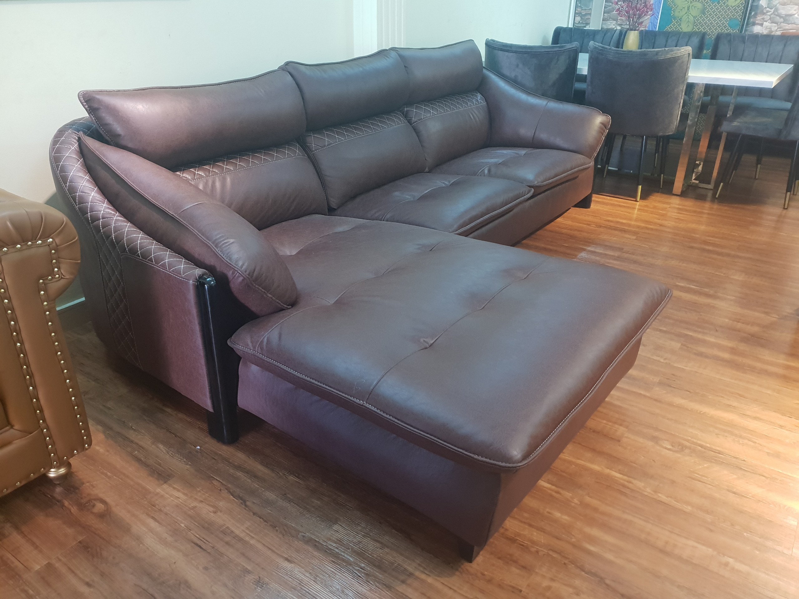 Bộ ghế sofa sang trọng cho phòng khách chữ L_Ghế màu nâu_Size 2700 x 1700