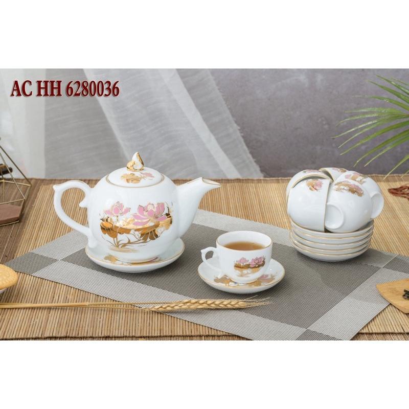 Bộ ấm trà men trắng ngà, họa tiết vẽ vàng. Gốm sứ Bát Tràng.