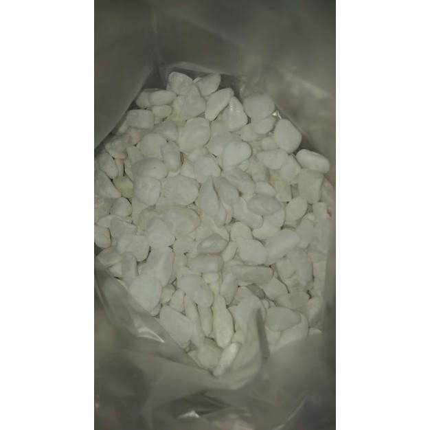 Sỏi màu trắng, cỡ nhỏ