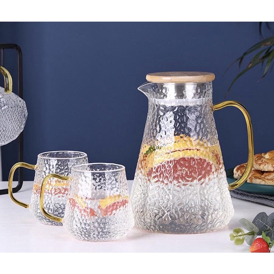 COMBO BỘ BÌNH UỐNG NƯỚC 6 CỐC THỦY TINH CAO CẤP CHỊU NHIỆT LÊN TỚI 400 ĐỘ C KÈM KHAY VÀ GIÁ TREO CỐC