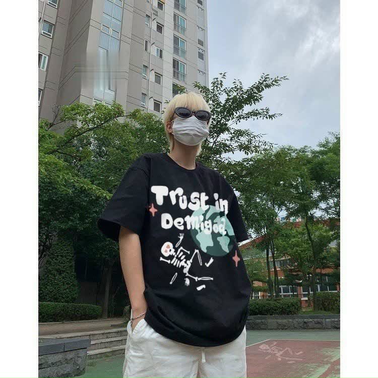 Áo thun trust in demigod, Áo thun unisex nam nữ tay lỡ form rộng, áo phông nữ đẹp giá rẻ vải thun cotton màu đen, xám DEMI