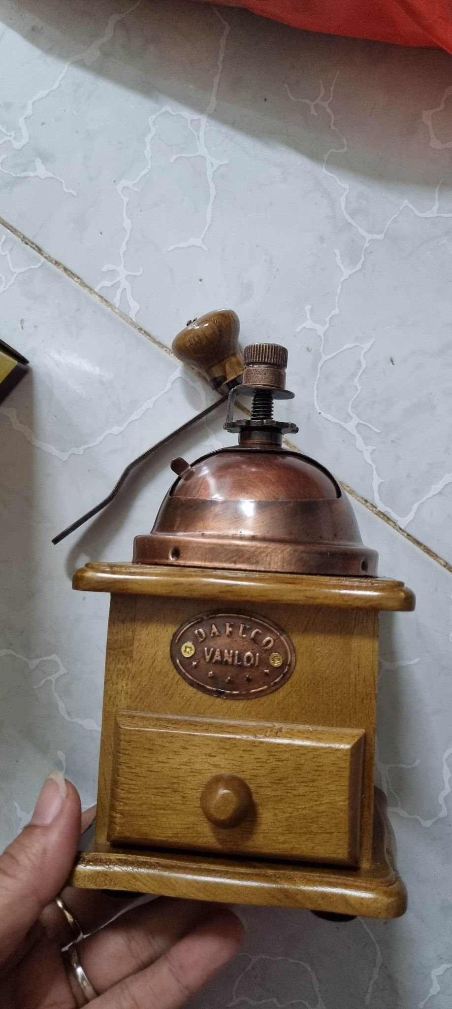 Cối xay tiêu vuông màu nâu tiện dụng