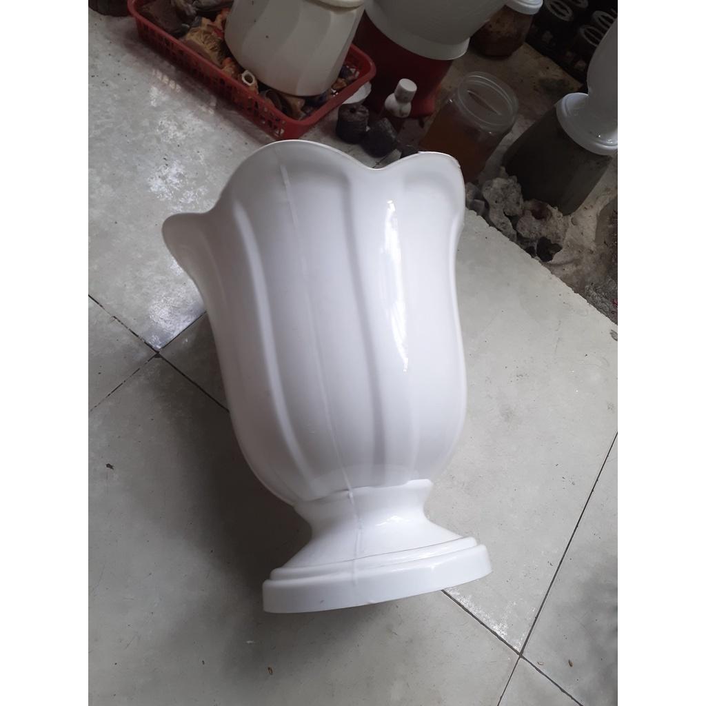 Combo 2 chậu nhựa chân đế hình hoa loa kèn