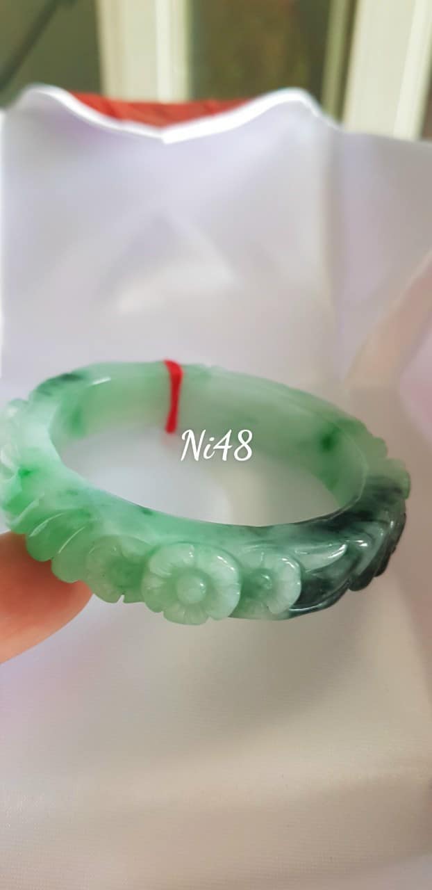 Vòng cẩm thạch tự nhiên chạm Bông Hoa Mai tròn mới đẹp tuyệt vời bản vuông Ni 48mm x cao 12mm x dầy 8mm 100% Đá cẩm thạch thiên nhiên màu Xanh ngọc bóng đẹp đều cả vòng điểm xanh sơn thủy đậm 1 góc thiệt đẹp Nữ 35kg - 48kg đeo ạ