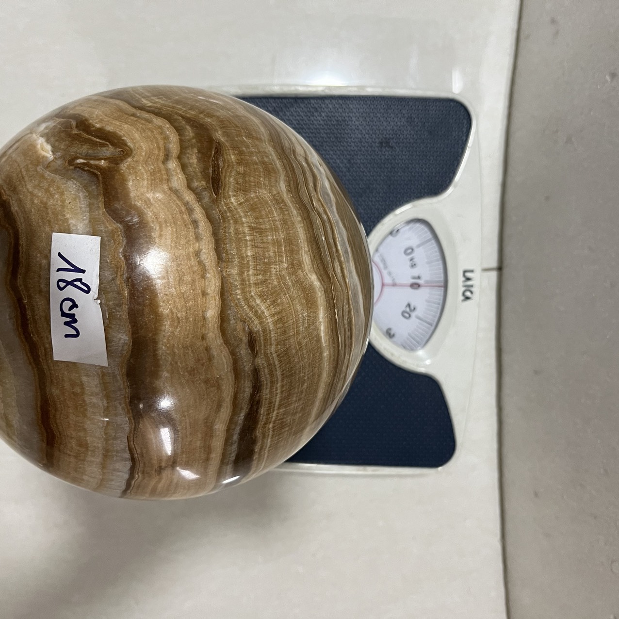 Cầu bi đá tự nhiên đường kính 18 cm, nặng 11 kg có đế màu vàng vân cực đẹp cho người mệnh Kim và Thổ