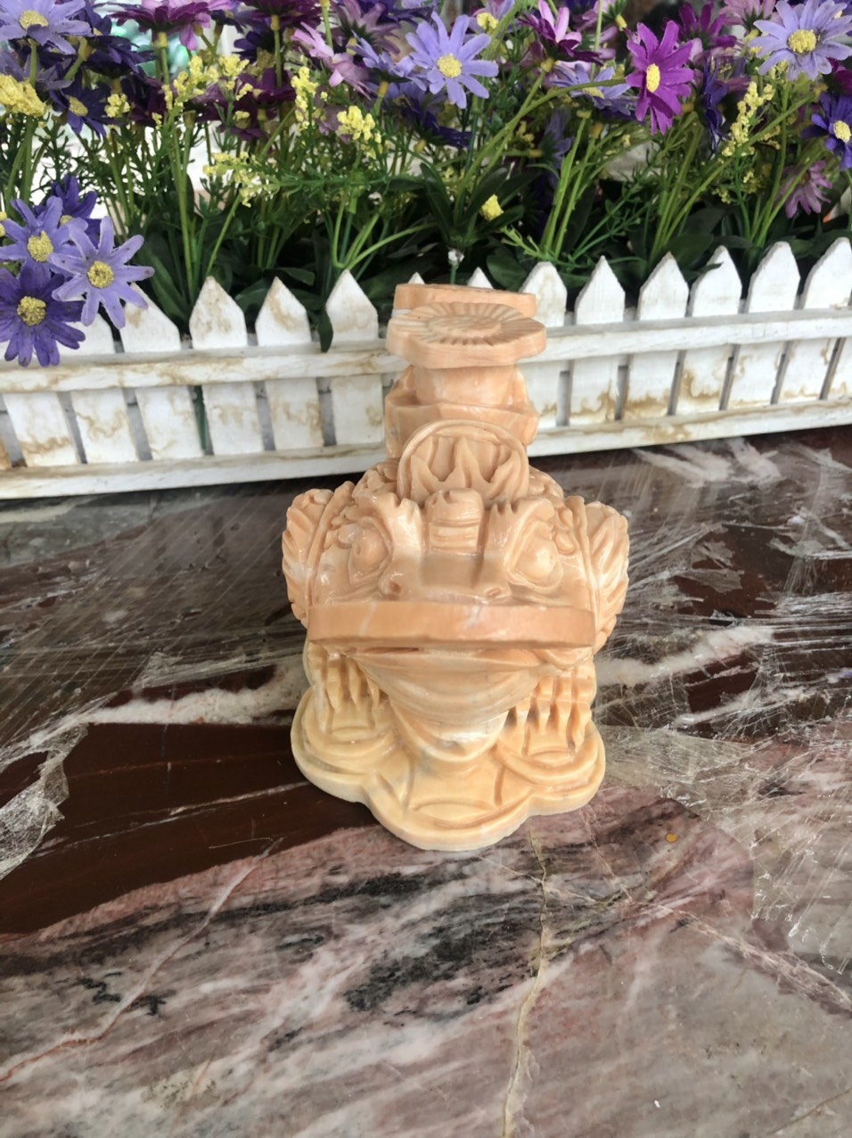 Tượng Cóc Ba Chân, Cóc Ngậm Tiền, Thiềm Thừ phong thủy cõng gậy như ý chiêu tài lộc đá cẩm thạch vàng cà rốt - Dài 20 cm