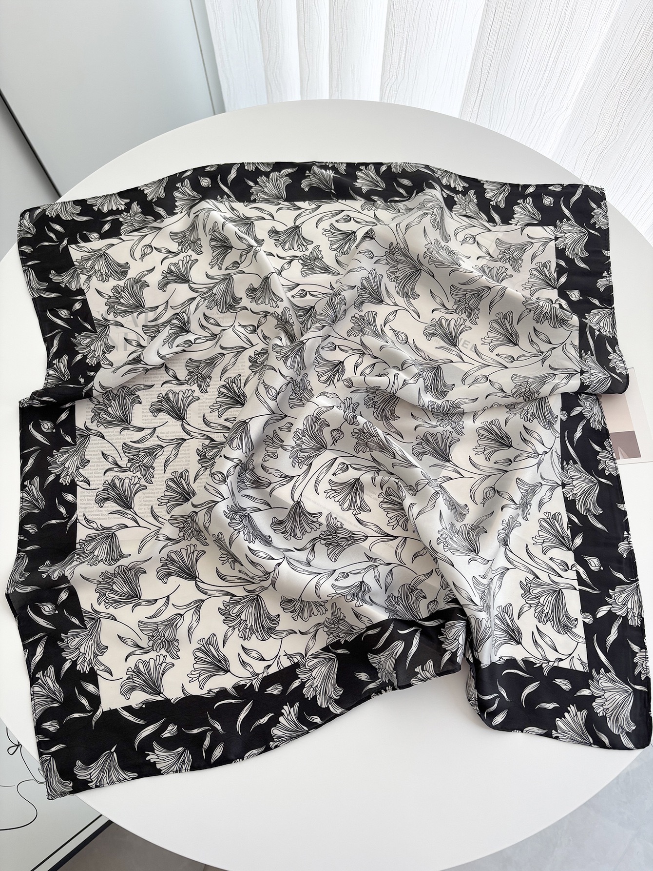 KHĂN QUÀNG CỔ LỤA HÌNH VUÔNG SANG TRỌNG THỜI TRANG MÃ 05