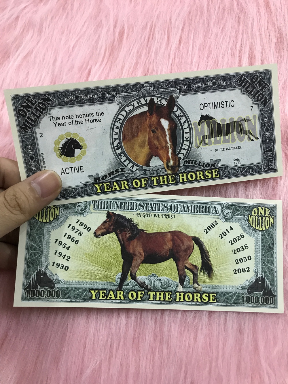 Tờ tiền may mắn hình con ngựa 1 triệu usd mỹ lưu niệm , quà tặng phong thủy, dùng để sưu tầm , quà tặng lì xì cho người tuổi Ngọ - tặng kèm bao lì xì đỏ - The Merrick Mint