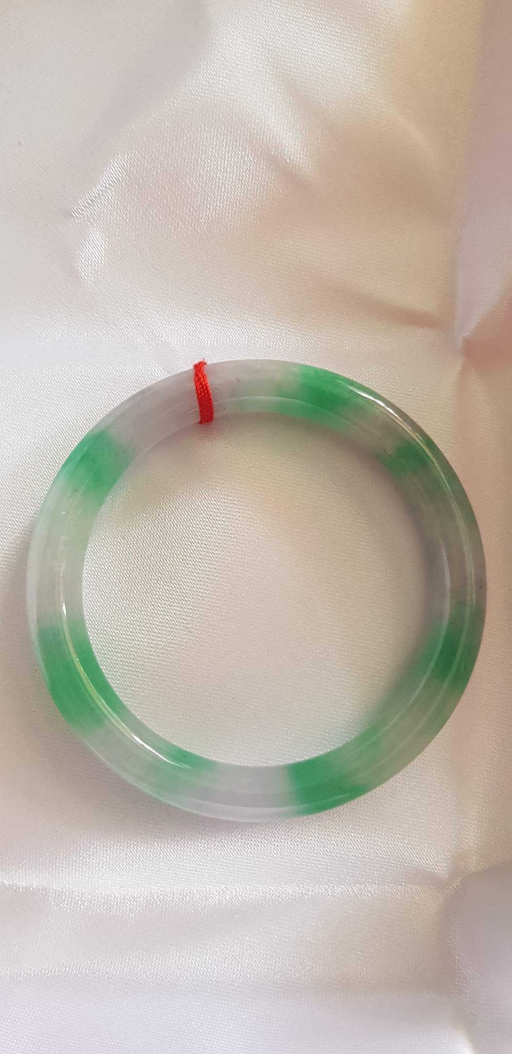Vòng Cẩm Thạch tự nhiên mới TR LÝ Sao IC 49mm x cọng 7mm Vòng màu trắng xanh lý đều bóng đẹp nữ tay nhỏ 40kg - 49kg đeo rẻ đẹp ạ