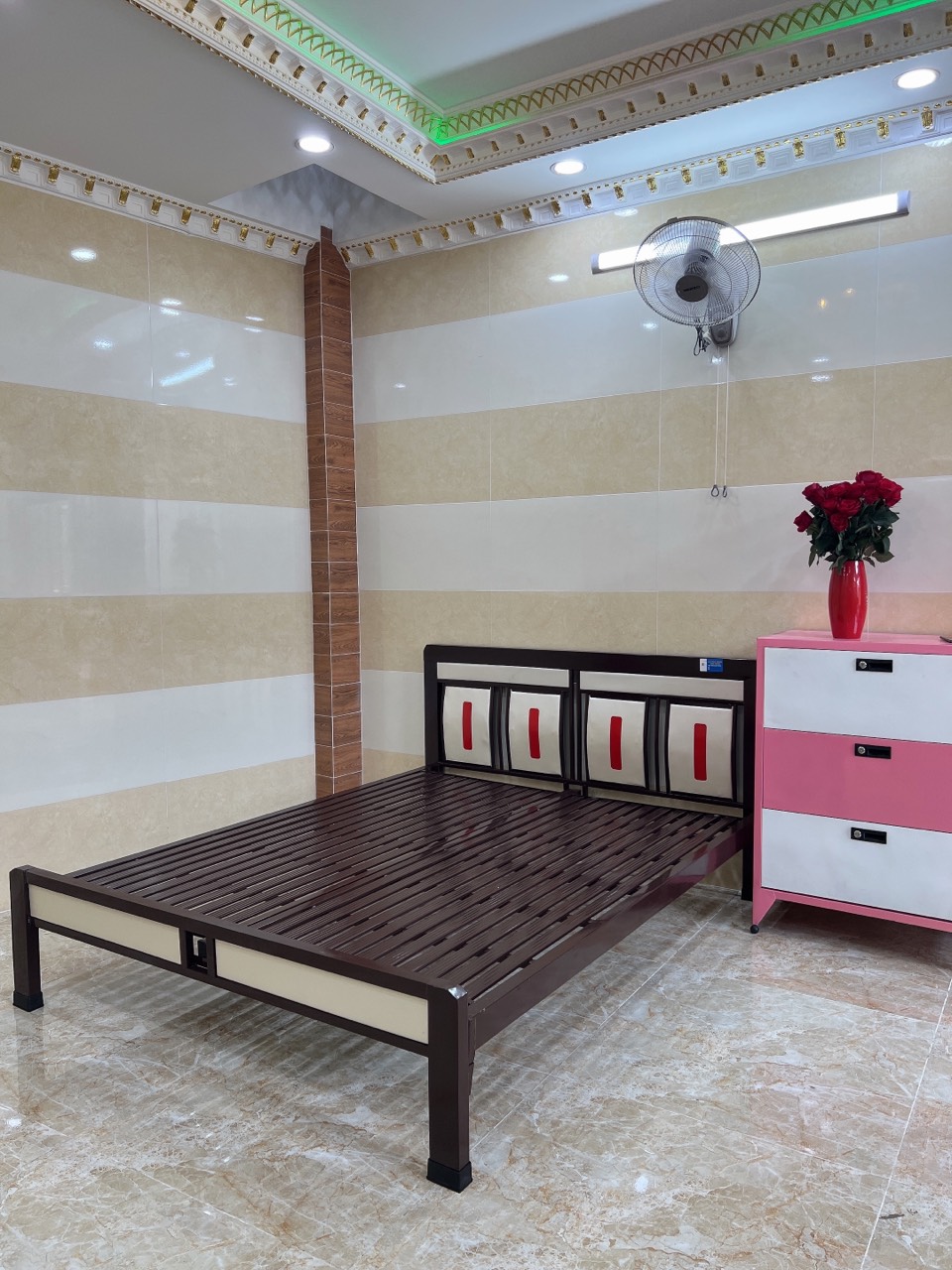 Giường sắt kiểu gỗ cao cấp cách điệu đầu giường