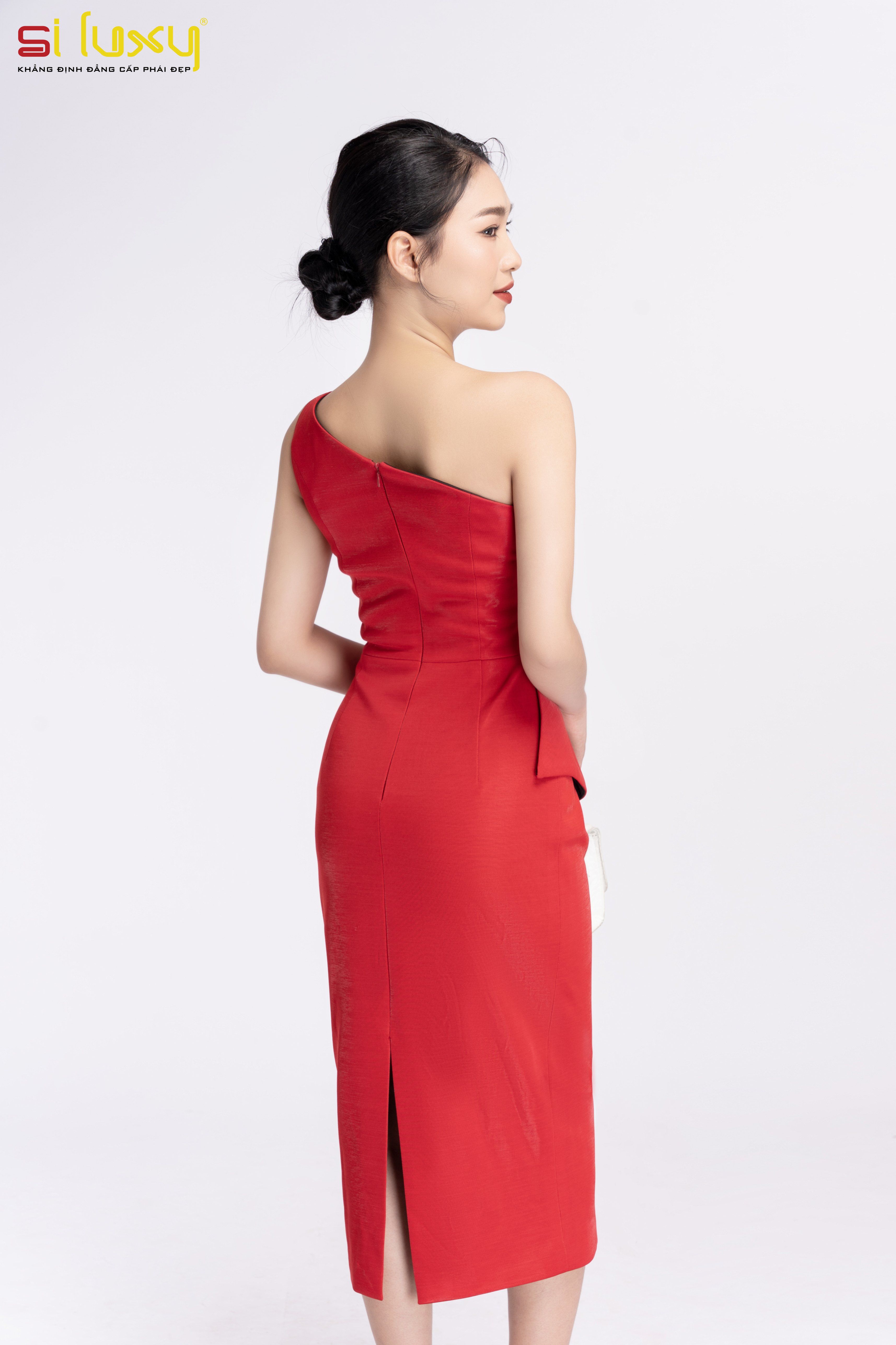 Đầm đỏ lệch vai dự tiệc thiết kế cao cấp Siluxy dáng ôm peplum che khuyết điểm phần eo vài hở đính hoa 3D thủ công H3- 32