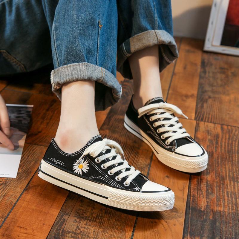 Giày nữ sneaker cổ thấp CV hoa cúc kiểu dáng thời trang hottrend