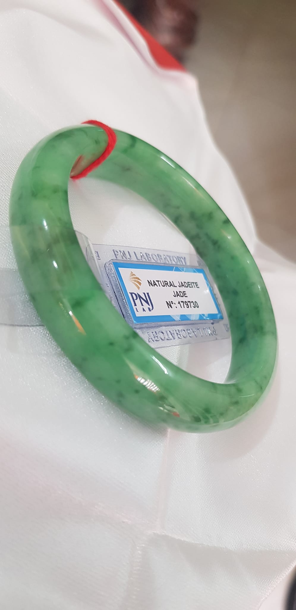 Vòng Cẩm Thạch tự nhiên Vip Bản Hẹ ĐL Ni 56mm x Cao 12mm x dầy 7,8mm Vòng kiểm định P No 179730 màu Xanh Lý Đều bóng vân đậu lý cưng quá mượt đẹp Nữ mệnh Mộc Thủy Hỏa cân nặng 54kg - 63kg đeo rất đẹp sang tay ạ