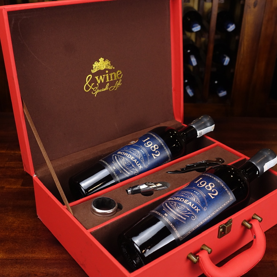 Hộp Vali đỏ đính đá + 2 chai rượu vang Pháp  1982 AOC Bordeaux