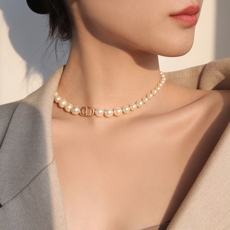 Vòng cổ chocker chuỗi ngọc chữ CD sang chảnh