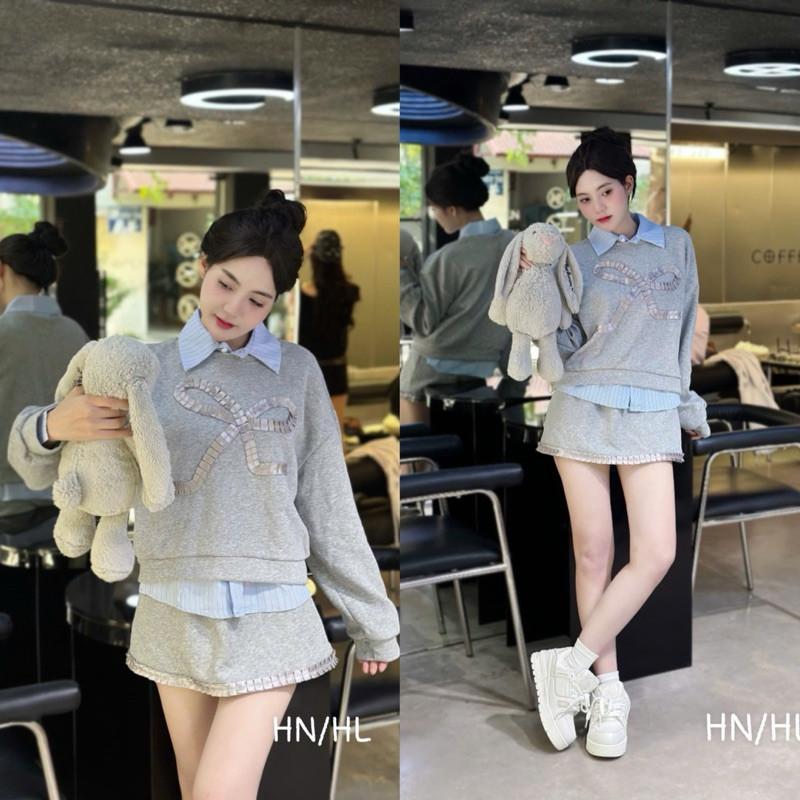 Set áo nỉ sweater form rộng kèm áo sơ mi kẻ xanh phối chân váy nỉ chữ A năng động trẻ trung HL BY JOLIE - Xám