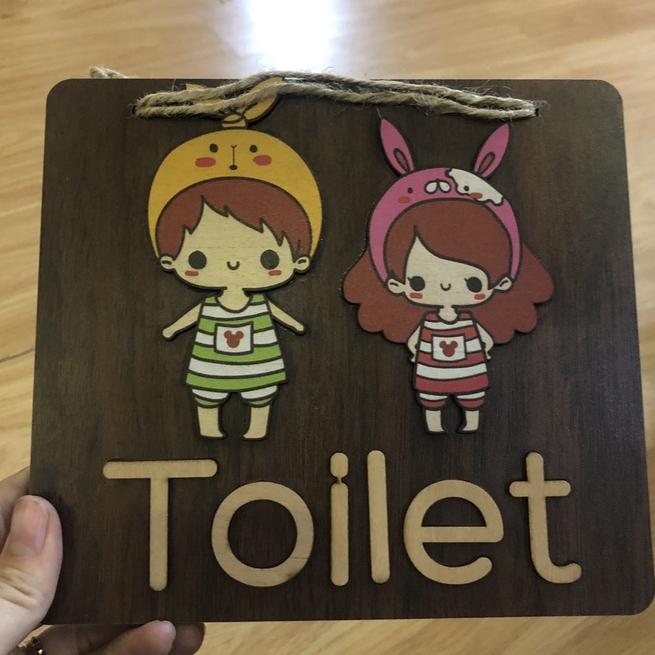 Tranh gỗ bảng gỗ treo cửa nhà vệ sinh, phòng tắm chữ Toilet hình 2 cô cậu bé nhỏ có sẵn dây treo tặng kèm móc dán