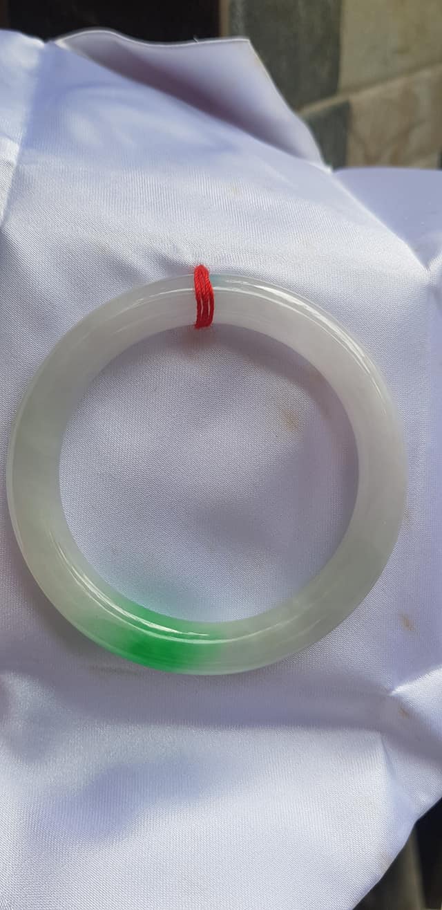 Vòng Cẩm Thạch tự nhiên Tr Lý Ni 52mm Vòng size 52mm x chột 8mm bóng đẹp màu trắng bóng điểm xanh lý tươi đậm đẹp 1 điểm nhấn của vòng xinh xắn lắm Nữ 50kg - 55kg kim mệnh thuỷ đeo hợp ạ