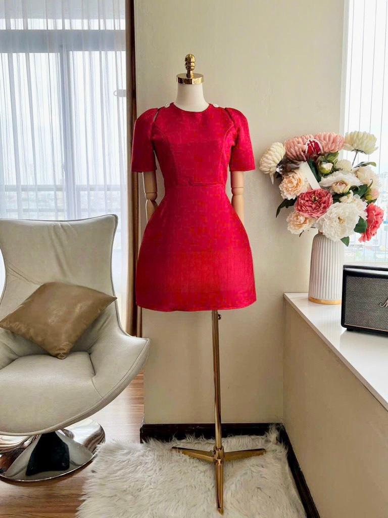 Đầm xòe khoét vai tay phồng kèm tag đá
