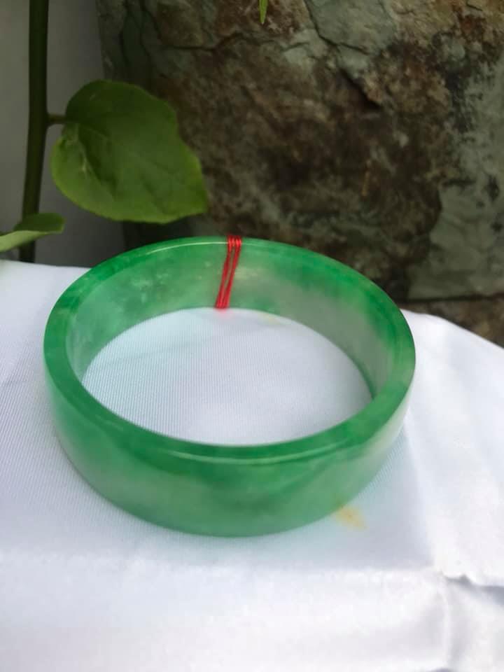 VÒNG CẨM THẠCH BẢN VUÔNG SIZE 54MM x BẢN CAO 17mm X DẦY 4,5mm  MÀU XANH LÁ TƯƠI SÁNG BÓNG LAM TRẮNG NHẸ GIỮA ĐẸP LẮM LUÔN Ạ  NỮ 53kg - 64kg ĐEO