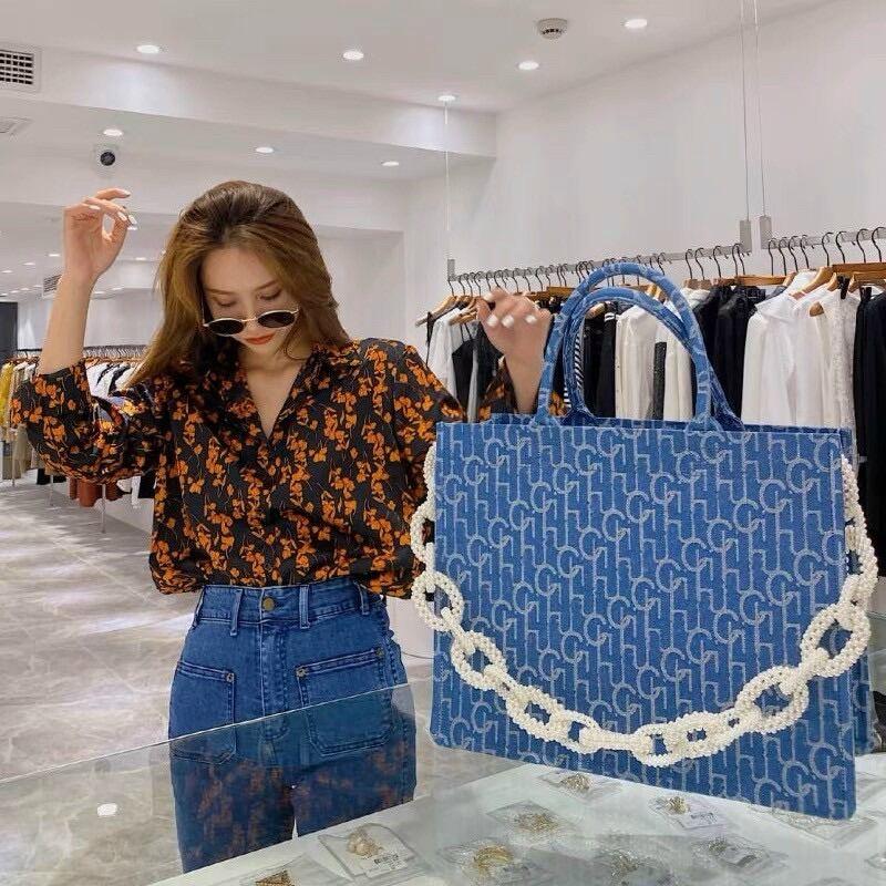 TÚI TOTE Laurence &amp; Chico DENIM THÊU LỚN MÀU XANH NHẠT CHUỖI NGỌC TRAI