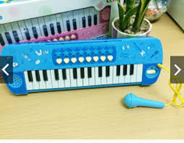 Đồ chơi đánh đàn dùng pin bằng nhựa có mic hát cho bé tập làm ca sĩ