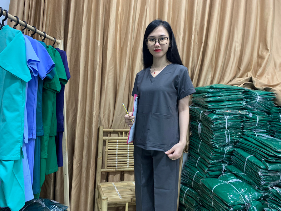 Bộ Scrubs bác sĩ Nữ cổ tim cao cấp màu XÁM 103, Đồng phục Spa, Thẩm mỹ viện - Vải Cotton Thun Hàn Quốc