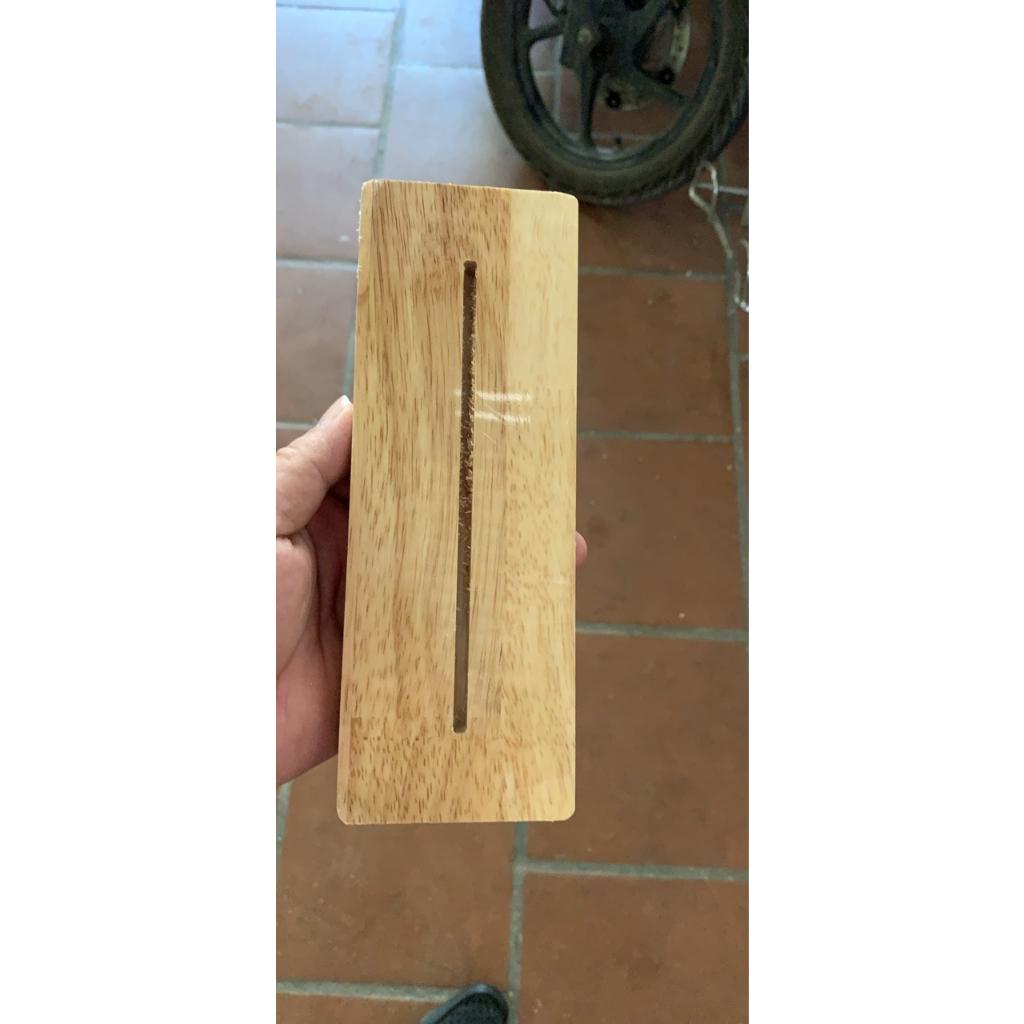 Menu mica A4 đế gỗ tự nhiên cho nhà hàng, văn phòng, doanh nghiệp.