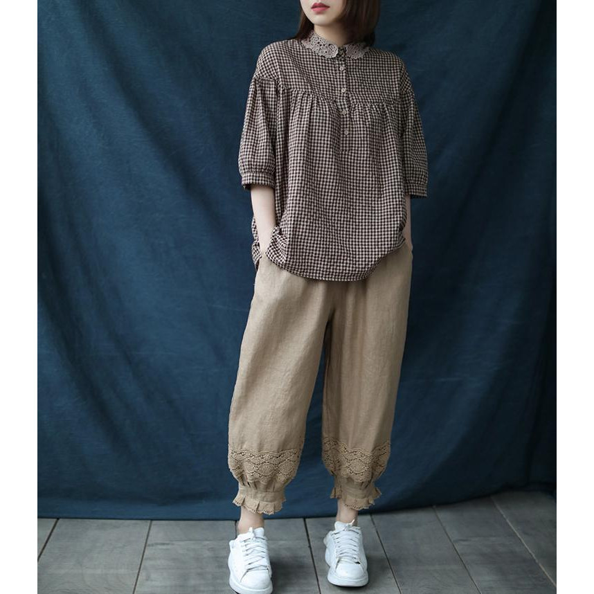 Áo sơ mi nữ kẻ caro tay lỡ bổ trụ phối cổ ren.
